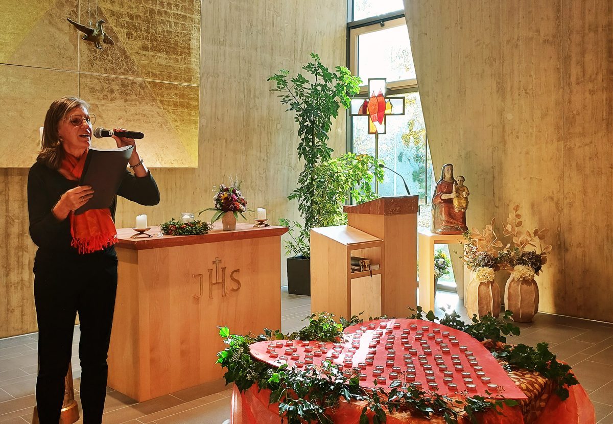 Renate, die Solistin im Hospizchor stimmte auf Liebe ein